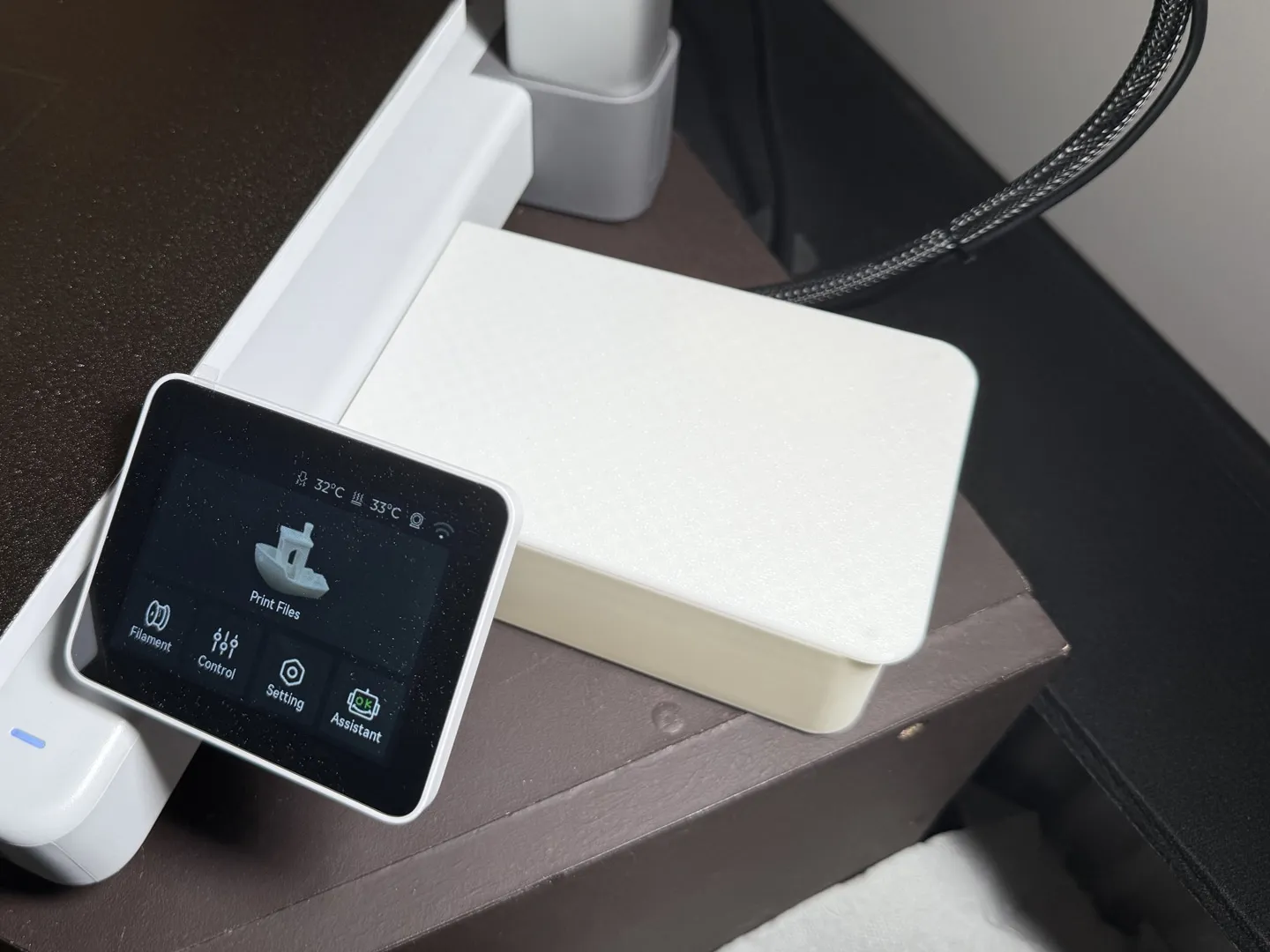 Accessory box with a magnetic lid