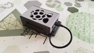 Raspberry Pi 4 case with 2.5 HDD/SSD drive mount