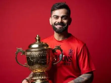 Virat Kholi With ipl trophy
