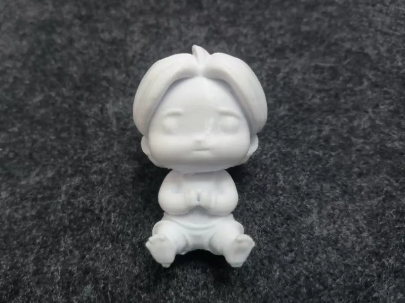坐着的卡通大头娃娃