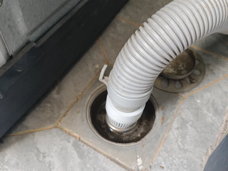 一个双流道接驳管（洗衣机排水管和阳台地漏）