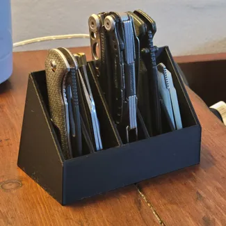 Desktop organizer display stand for pocket knives