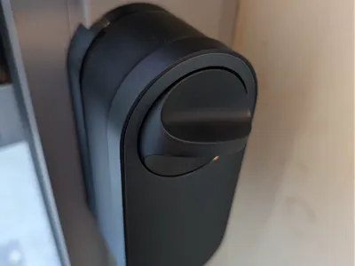 Aqara U200 offset plate + ridge (parametric)