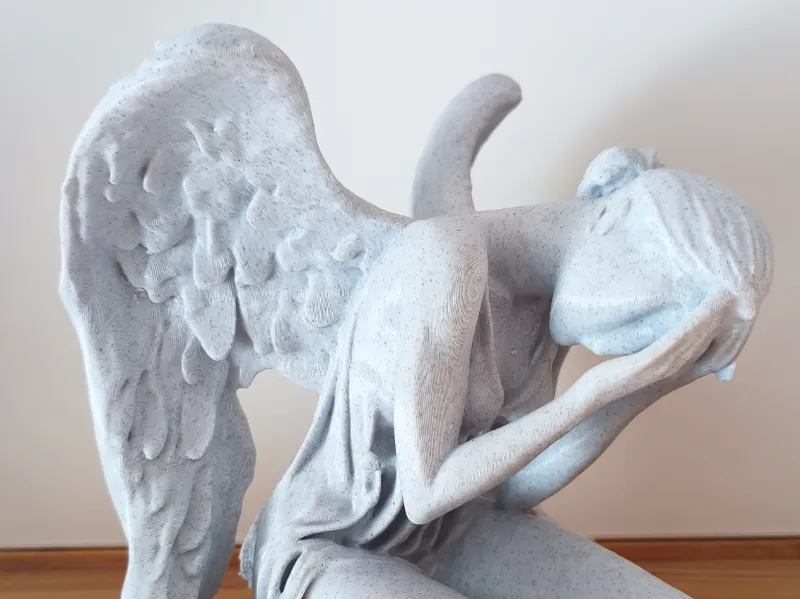 Fallen Angel nachdenklich
