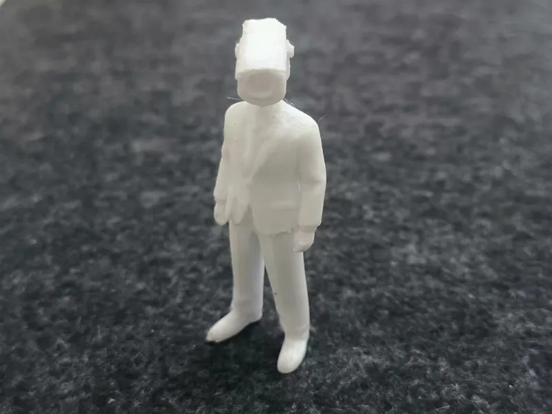 摄像头西装男
