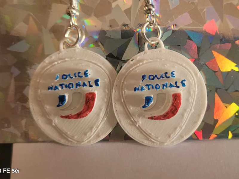 Boucle d'oreille police
