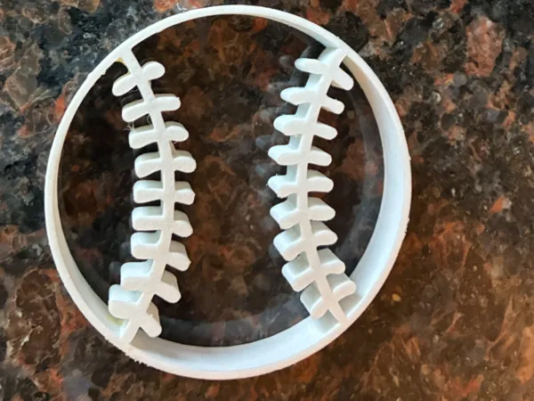 Emporte-piece en forme de balle de baseball