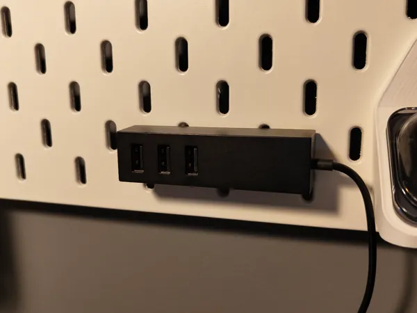 Support Ikea Skadis pour hub USB Lörby