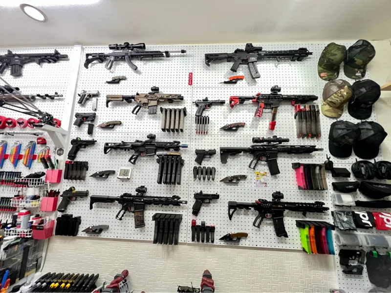 AR15, SMG Gun Hanger for Pegboard 
