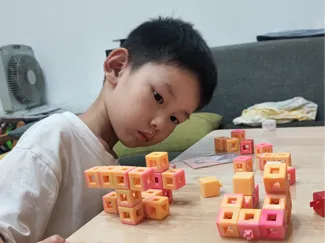 自由拼接方块！越多越好玩！