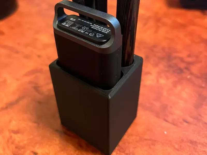 Samsung portable SSD T5 EVO and cable holder