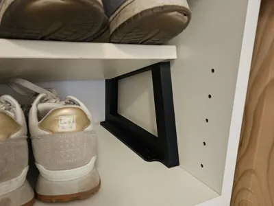 Inclined shoe rack shelf support