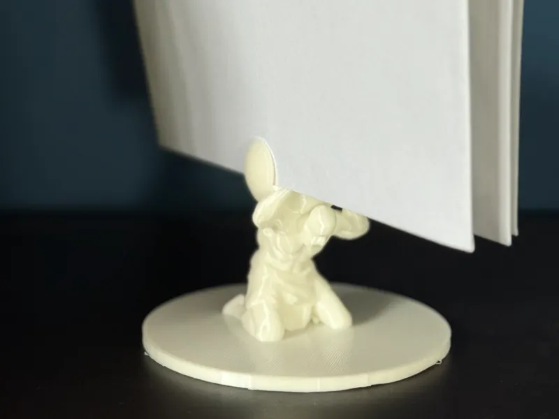 Atlas der Held im Homeoffice und Papierunterlagen