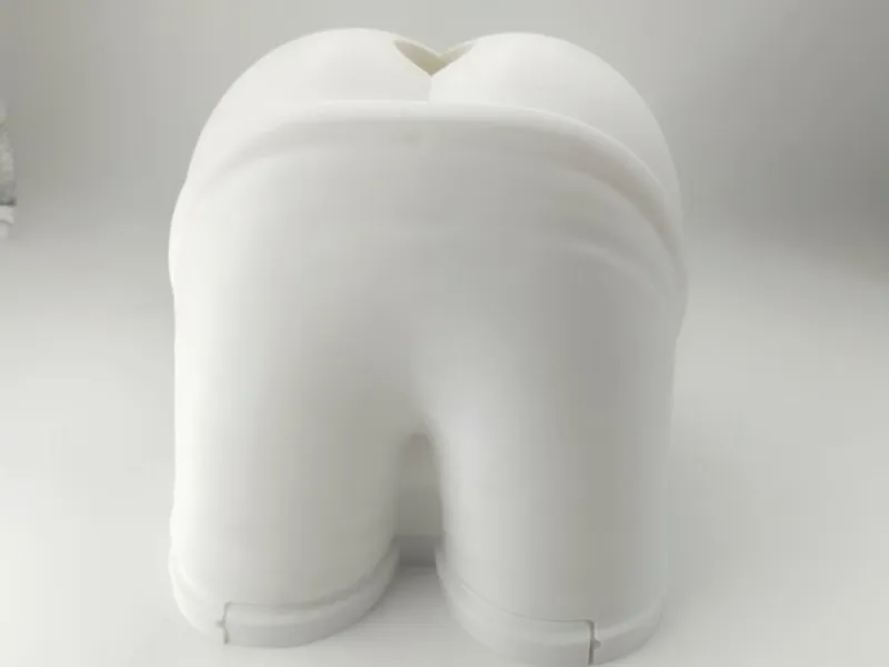 Butt-shaped toilet tissue holder