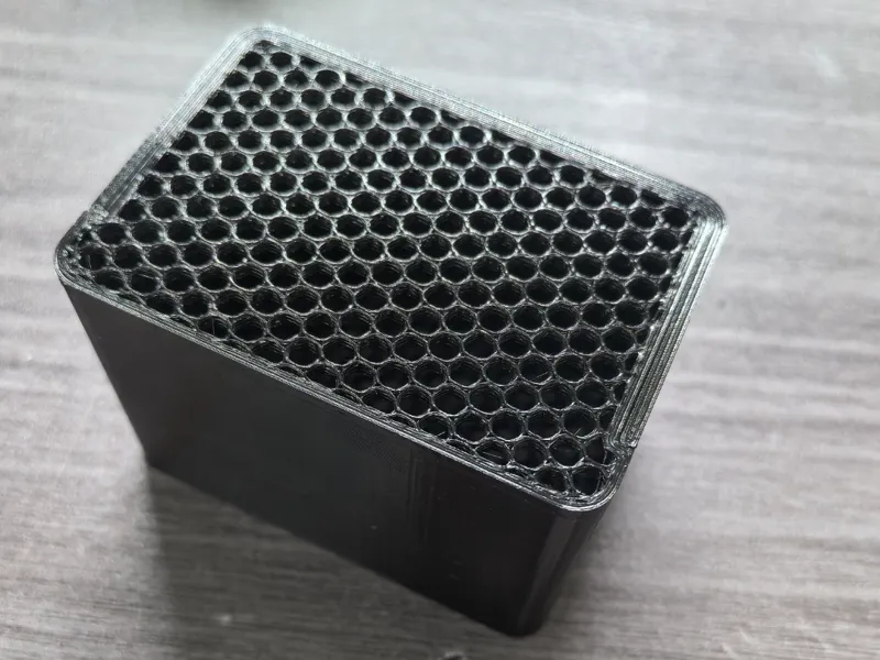 推拉盖子的小盒，带卡扣固定