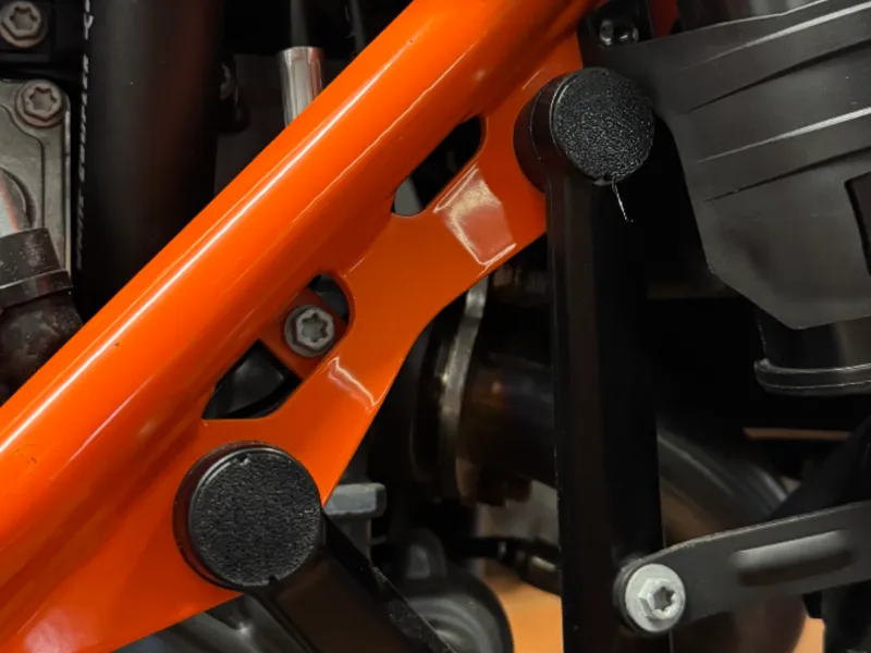 KTM SMCR 690 Stopfen Kuehlerhalter 
