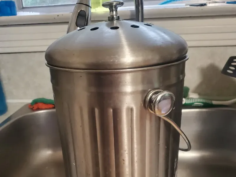 Compost bin filter retainer