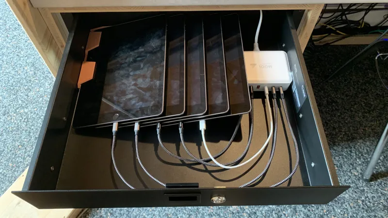 Tablet holder for 19-inch rack drawers