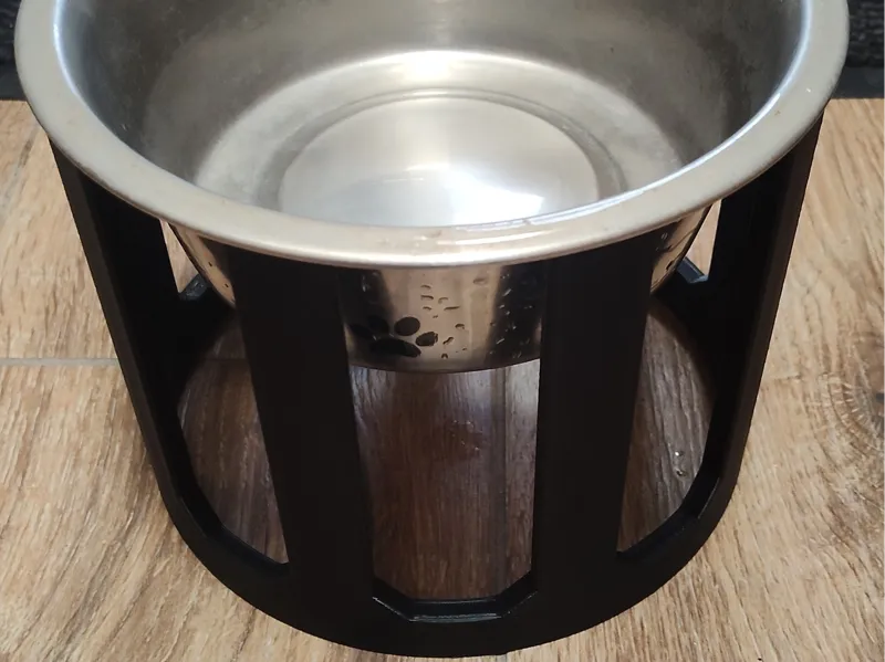Simple bowl riser for a dog
