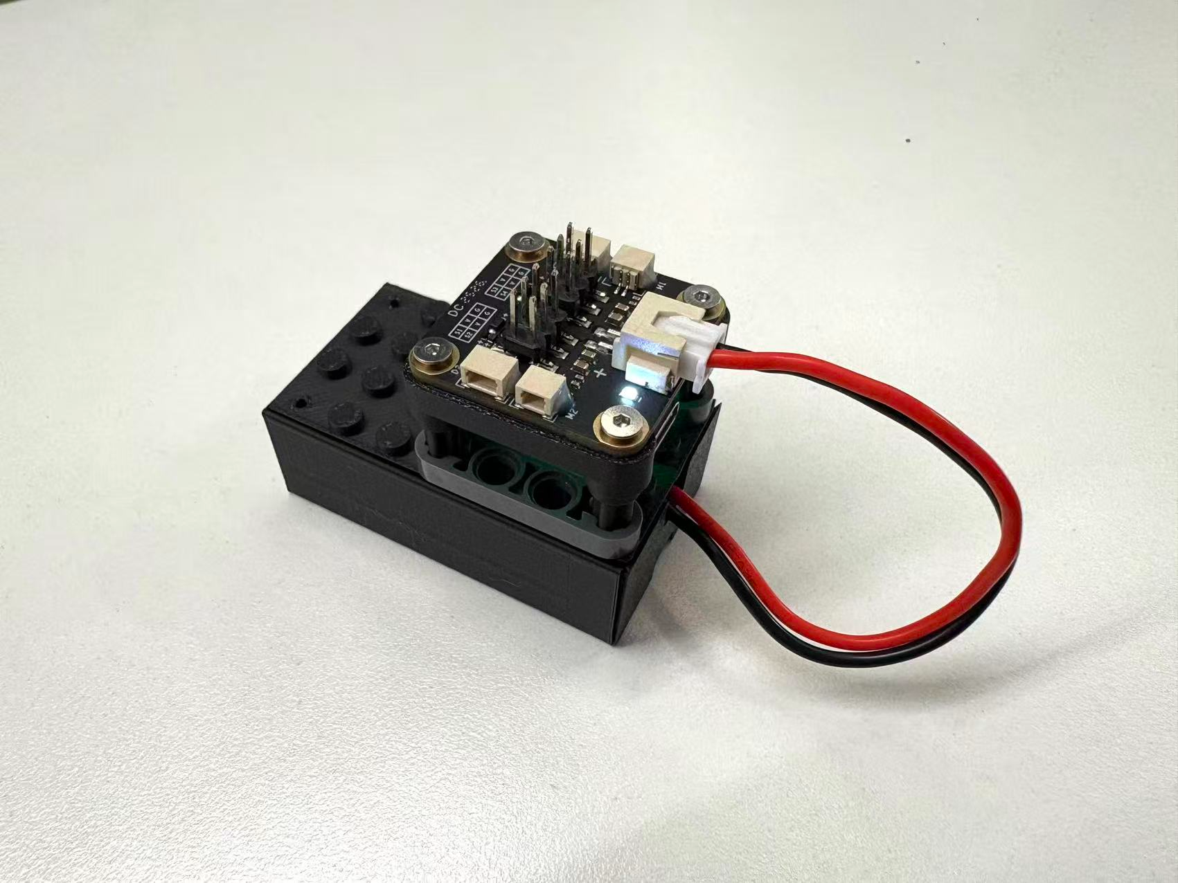 cyberbrick 适配乐高积木的电池盒与控制器底座