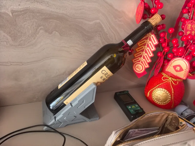 红酒架子，酒瓶架子，45度倾斜，机甲风架子。最宽75mm直径酒瓶。