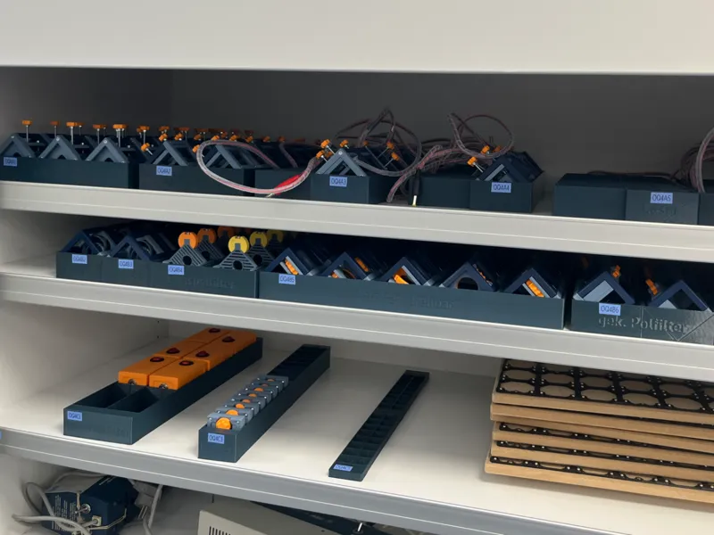 Trays for O3Q interferometer experiment