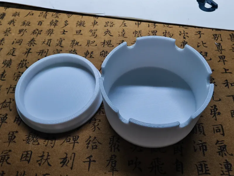 小型带盖烟灰缸