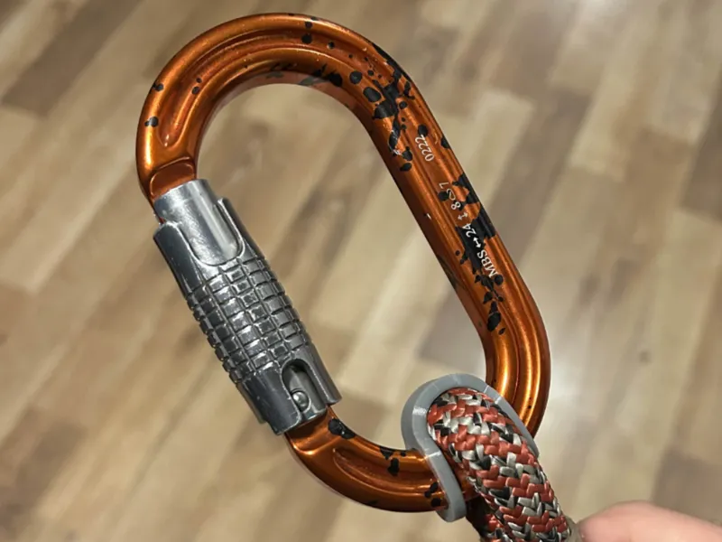 Carabiner rotation lock 