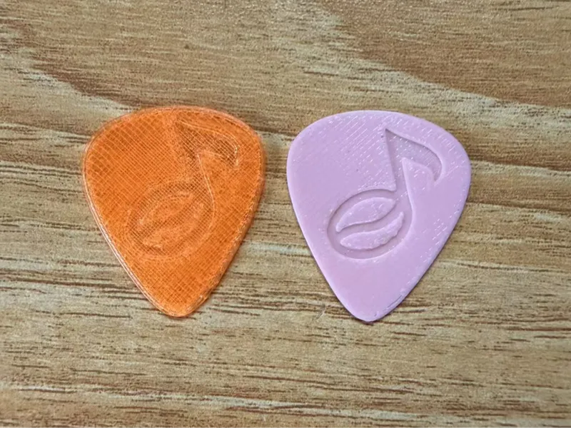 包含咖啡豆和音符的组合的吉他拨片