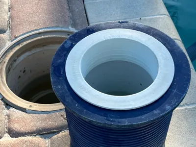 Skimmer basket floating weir