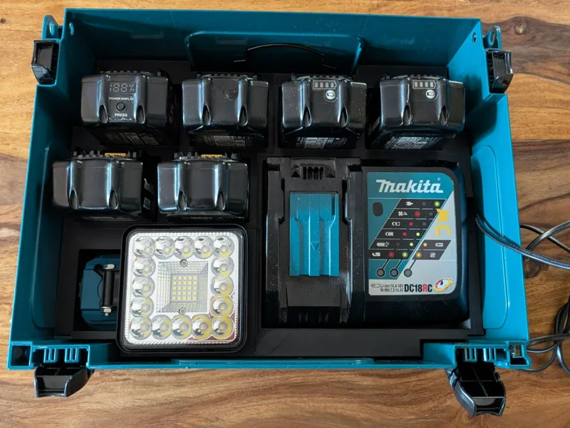 Powereinsatz für Makita Ladegerät, Akkus und Licht