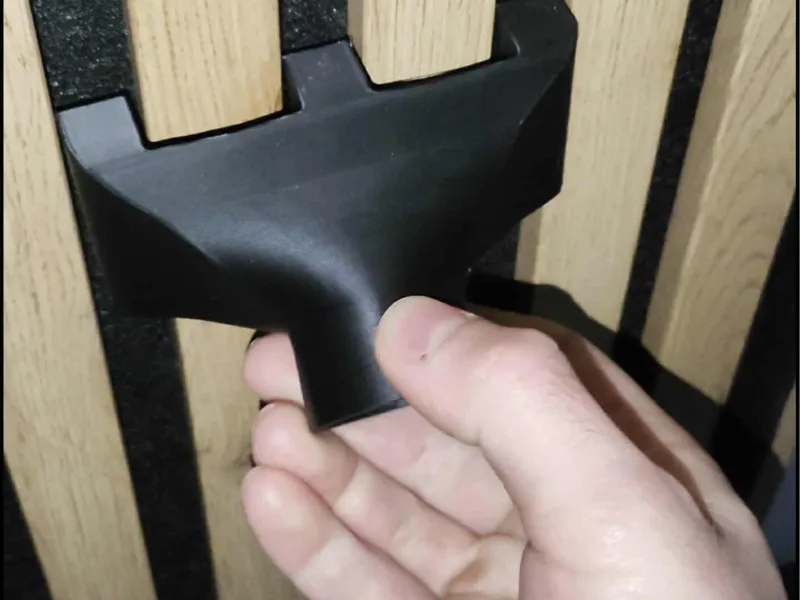 Vacuum cleaner attachment for vacuuming wall slats