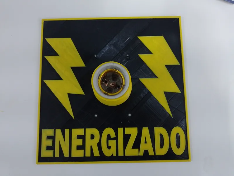 Placa de advertência ENERGIZADO