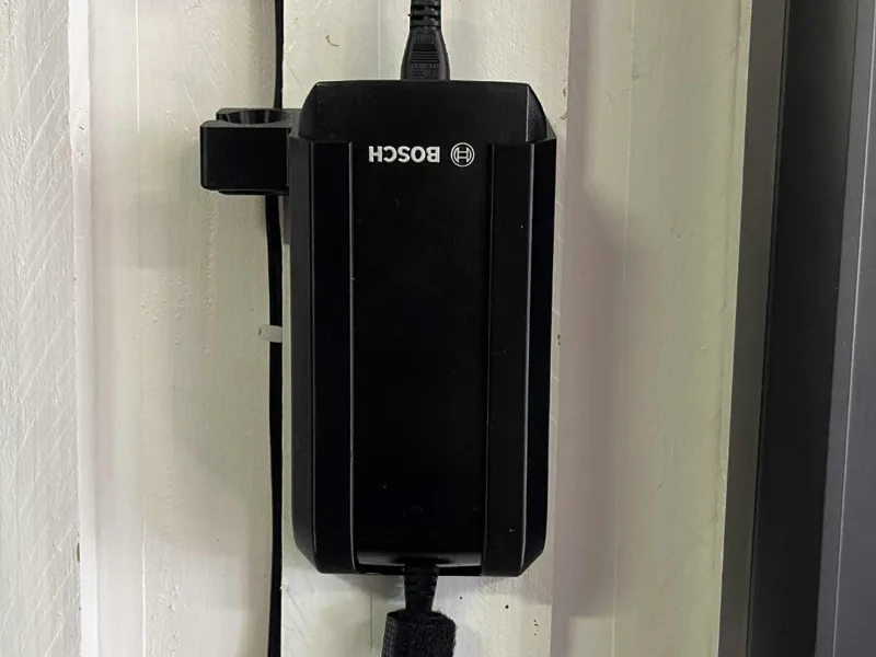 Bosch e-bike charger 36-2/100-240 wall mount