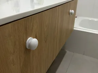 Pomo con base y perno para puerta de mueble