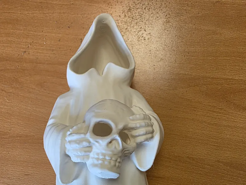 Geist mit Kopf in der Hand 
