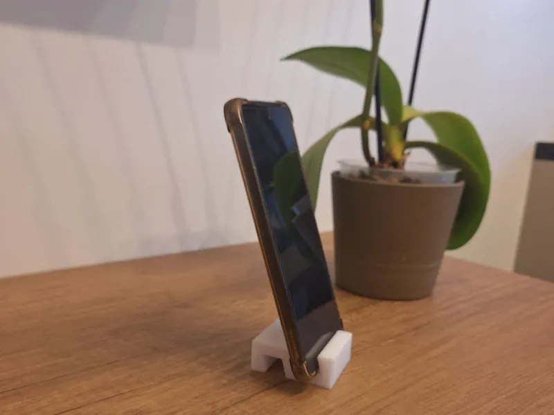 Compact and sturdy phone holder
