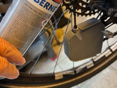 A tool for lubricating an MTB chain