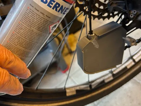 A tool for lubricating an MTB chain