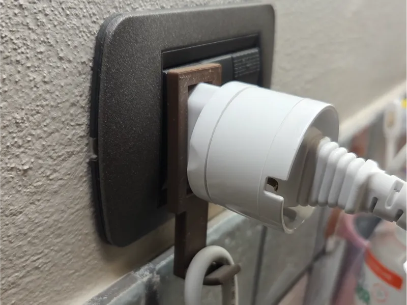 Gancio adattatore schuko 