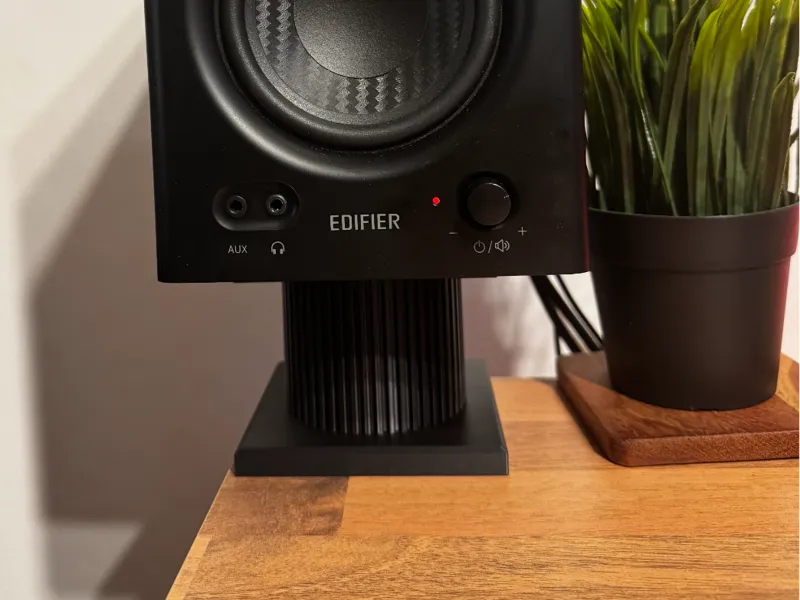 Low profile speaker stand