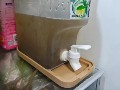 Anti-drip tray for refrigerator tea dispenser