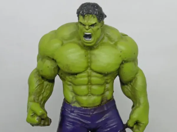 Hulk assis sur un rocher