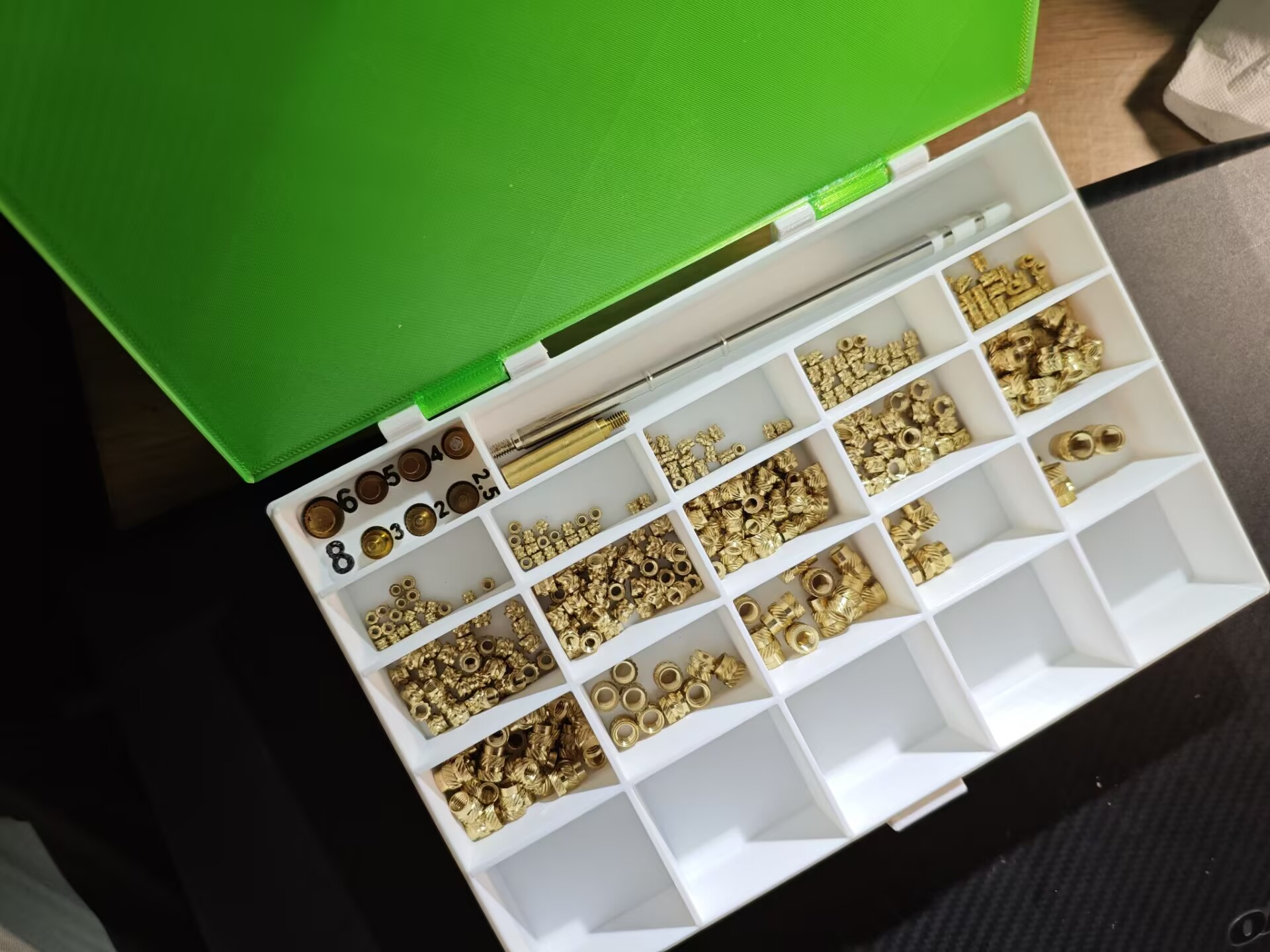 热熔螺母及其工具套装盒