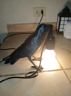 Crow-shaped lamp
