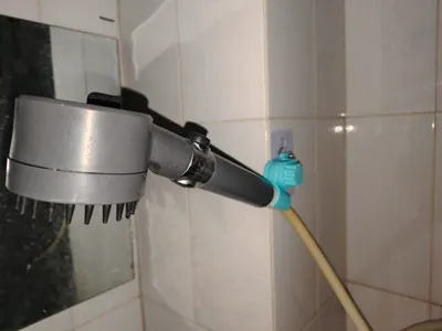 Adjustable side-mounted shower bracket