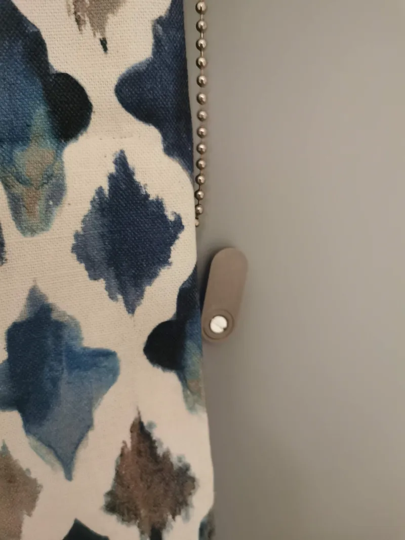 Curtain wall latch for blinds