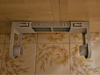 Adjustable paper towel holder