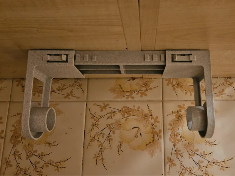 Adjustable paper towel holder