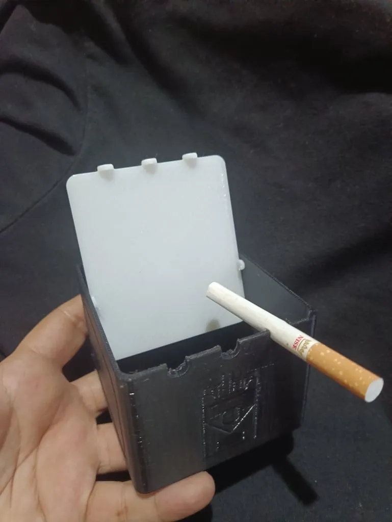 Ashtray with lid